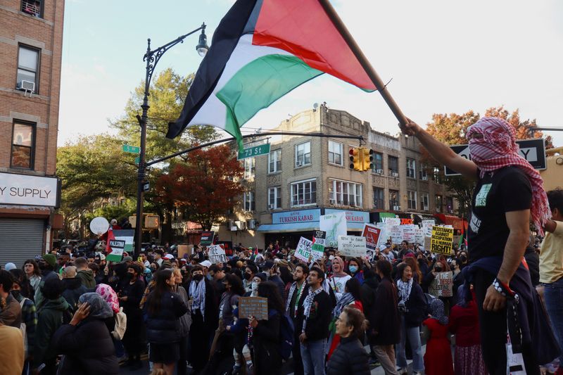 &copy; Reuters. A man waves a Palestinian flag during a protest to call for a ceasefire and an end to the violence in Gaza in Bay Ridge, Brooklyn, New York, U.S., October 21, 2023. REUTERS/Aurora Ellis