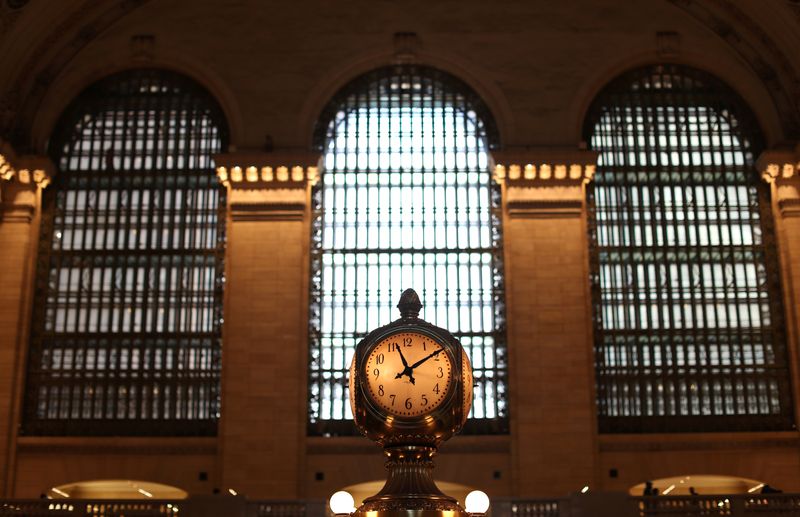 © Reuters. File photo: The Grand Central Terminal Clock is pictured in the Main Concourse inside Grand Central Terminal train station, in Manhattan, in New York, U.S., May 27, 2021. REUTERS/Mike Segar/File photo