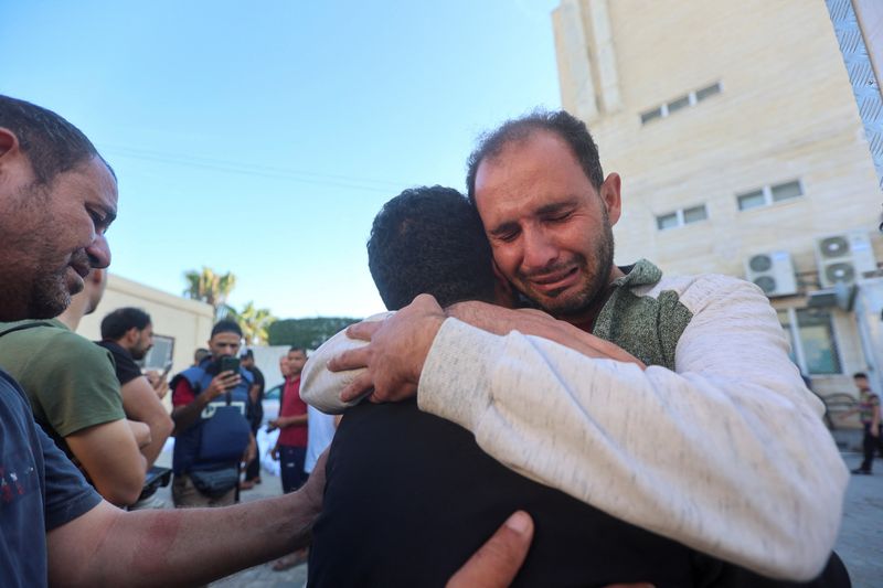 &copy; Reuters. Palestinos lamentam mortes em ataques israelenses em Gaza
 31/10/2023    REUTERS/Ahmed Zakot