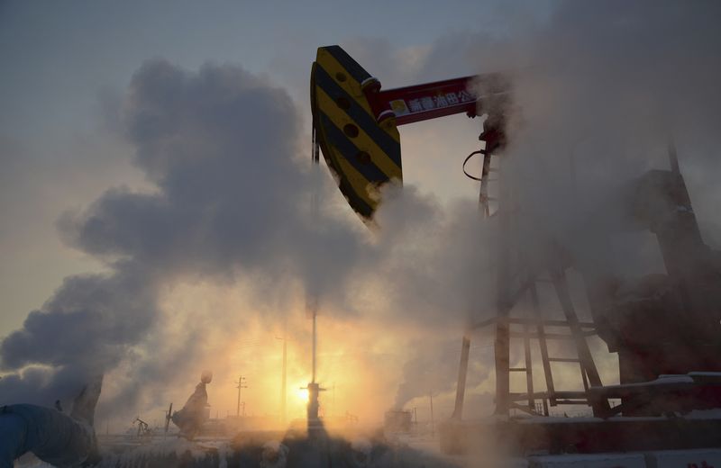 &copy; Reuters. FOTO DE ARCHIVO: Un balancín petrolero es rodeado de vapor durante la puesta de sol en un campo petrolífero de PetroChina en Karamay, Región Autónoma de Sinkiang, China. 5 de enero, 2011. REUTERS/Stringer/Archivo