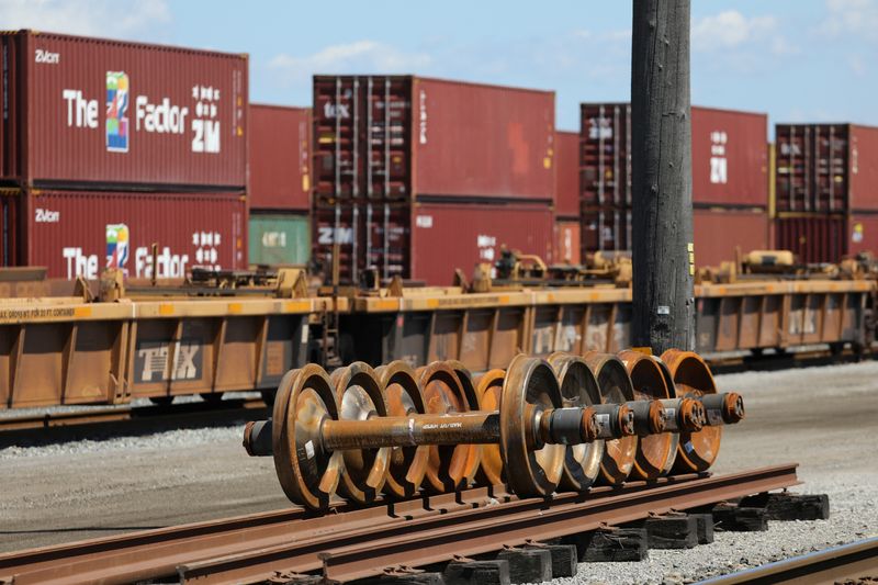 © Reuters. Train wheels are stored next to shipping containers on rail cars at Roberts Bank Superport in Delta, British Columbia, Canada July 2, 2023. REUTERS/Chris Helgren