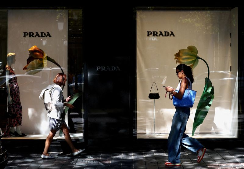 &copy; Reuters. FILE PHOTO: People walk past a Prada store in Brussels, Belgium September 5, 2023. REUTERS/Yves Herman/File Photo