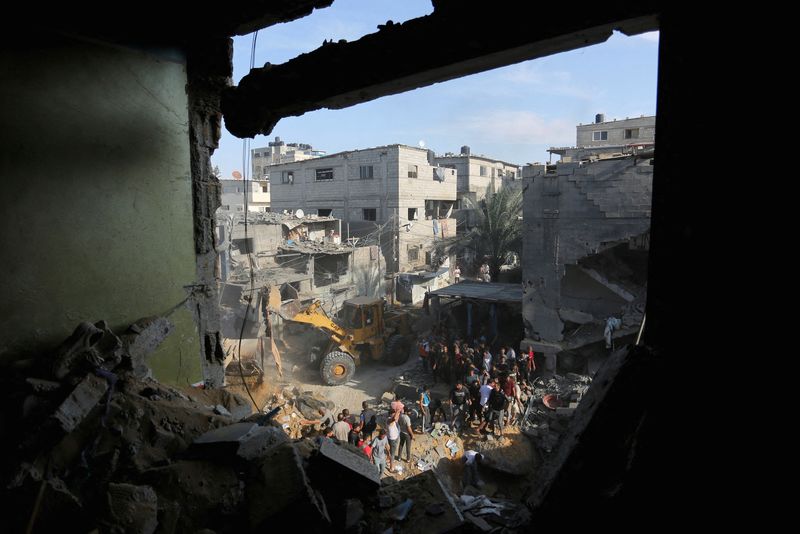 &copy; Reuters. Palestinos realizan labores de búsqueda y rescate en el lugar de un ataque israelí contra una casa en Rafah, en el sur de la Franja de Gaza, 30 de octubre de 2023. REUTERS/Stringer    