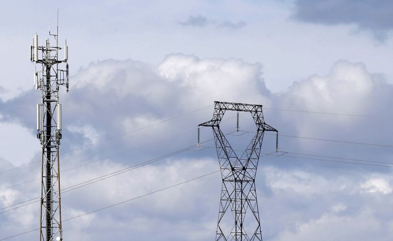 © Reuters. View of high-tension electrical power line near a mobile telecom transmitter relays and antenna in Golfech, France, April 23, 2016. REUTERS/Regis Duvignau/File photo