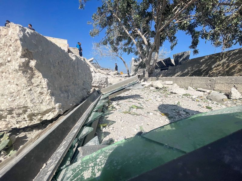 &copy; Reuters. فلسطينيون يقفون على أنقاض منزل صالح العاروري القيادي بحركة المقاومة الإسلامية (حماس) بعد أن دمرته القوات الإسرائيلية في الضفة الغربية المح