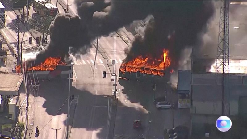&copy; Reuters. Imagem aérea retirada da TV mostra ônibus incendiados no Rio de Janeiro
23/10/2023 Cortesia TV GLOBO/via REUTERS