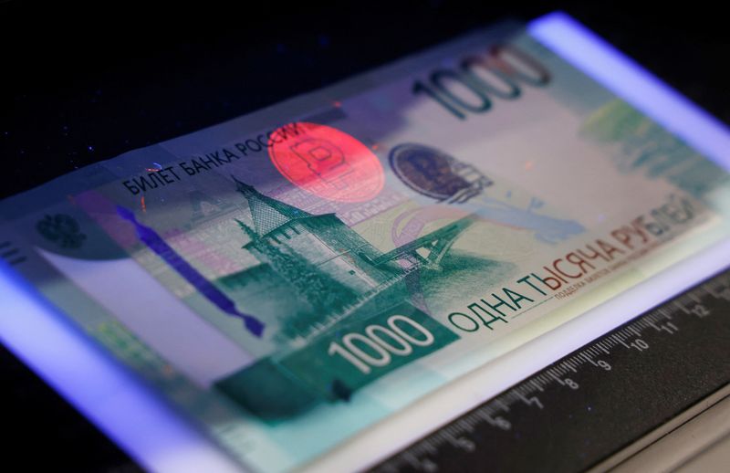 &copy; Reuters. A view shows the newly designed Russian 1000-rouble banknote inside a currency detector during a presentation in Moscow, Russia October 16, 2023. REUTERS/Maxim Shemetov