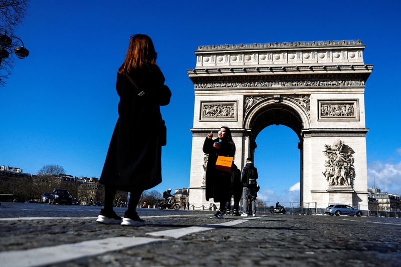 &copy; Reuters. FILE PHOTO: Chinese tourists take pictures in the Champs Elysees Avenue near the Arc de Triomphe in Paris, France, March 14, 2023. REUTERS/Gonzalo Fuentes/File Photo