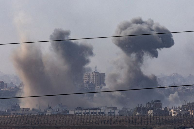 &copy; Reuters. Smoke rises following an Israeli strike inside the Gaza Strip, as seen from Israel, October 31, 2023. REUTERS/Evelyn Hockstein