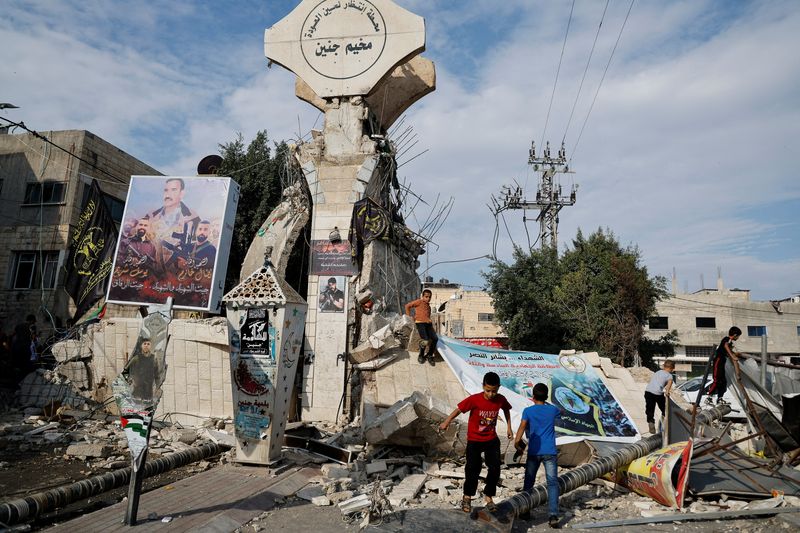 &copy; Reuters. منظر عام للضرر الناجم عن هجوم إسرائيلي على مخيم للاجئين في جنين بالضفة الغربية يوم الاثنين. تصوير: رنين صوافطة - رويترز.