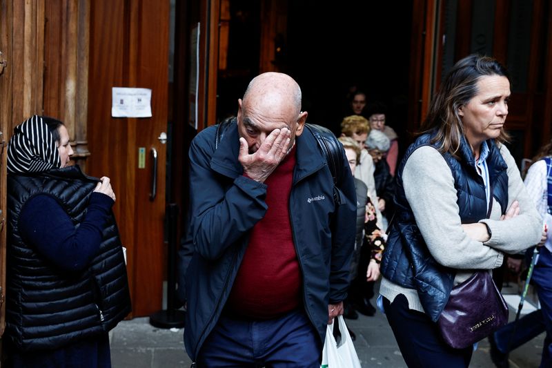 &copy; Reuters. Homem reage ao sair de missa onde foi pedido perdão às vítimas de abusos sexuais pela Igreja Católica, em Bilbao
 24/3/2023    REUTERS/Vincent West