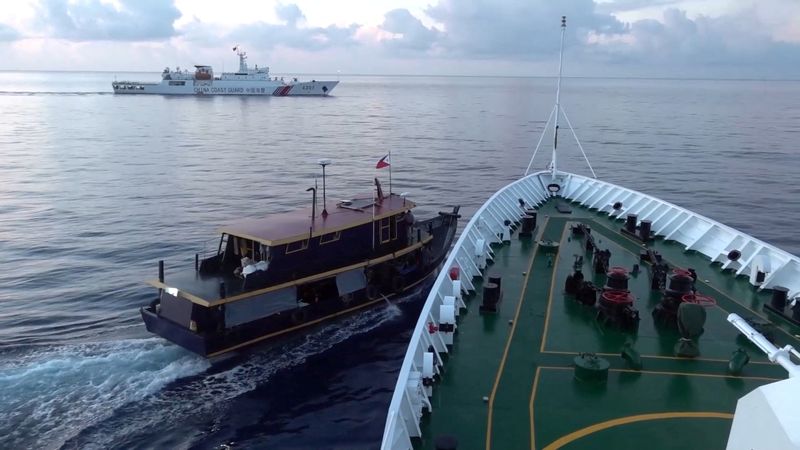 &copy; Reuters. Navio de bandeira filipina é bloequeado por embarcação da guarda costeira da China em incidente que resultou em colisão entre as duas embarcações nas águas disputadas no Mar do Sul da China
22/10/2023 Guarda Costeira da China/Divulgação via REUTE