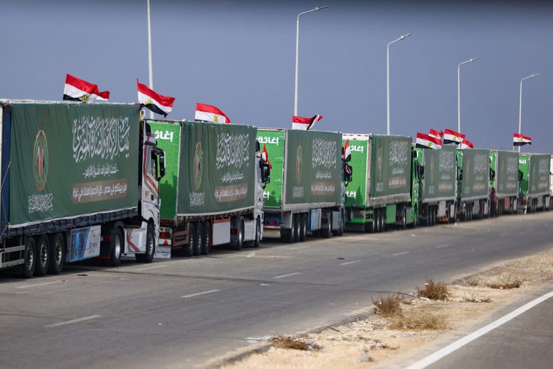 &copy; Reuters. شاحنات تحمل مساعدات إنسانية للفلسطينيين في رفح يوم الثلاثاء. تصوير: محمد عبد الغني - رويترز.