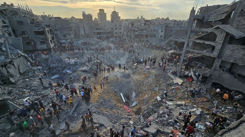 © Reuters. Palestinos buscan víctimas en el lugar de los ataques israelíes contra casas en el campo de refugiados de Jabaliya, en el norte de la Franja de Gaza. 31 de octubre de 2023. REUTERS/Anas al-Shareef      