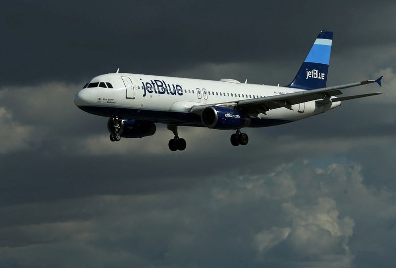 © Reuters. FILE PHOTO: A JetBlue aircraft comes in to land at Long Beach Airport in Long Beach, California, U.S., January 24, 2017.   REUTERS/Mike Blake/File Photo