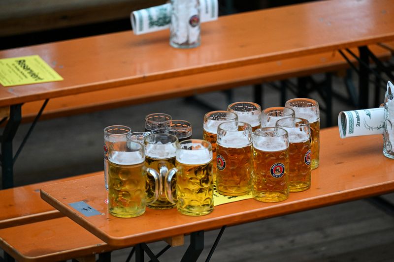 &copy; Reuters. Canecas de cerveja durante a Oktoberfest, em Munique
17/09/2023
REUTERS/Angelika Warmuth