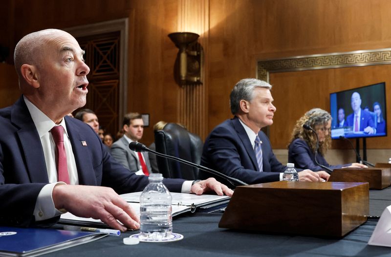 &copy; Reuters. El secretario de Seguridad Nacional de Estados Unidos, Alejandro Mayorkas, testifica junto al director del FBI, Christopher Wray, y la directora del Centro Nacional Antiterrorista, Christine Abizaid, durante una audiencia del Senado sobre Seguridad Nacion