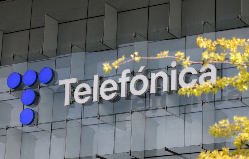 &copy; Reuters. شعار شركة تليفونيكا الإسبانية للاتصالات فوق مقرها بمدريد في السادس من سبتمبر أيلول 2023. تصوير: فيوليتا سانتوس مورا  - رويترز.