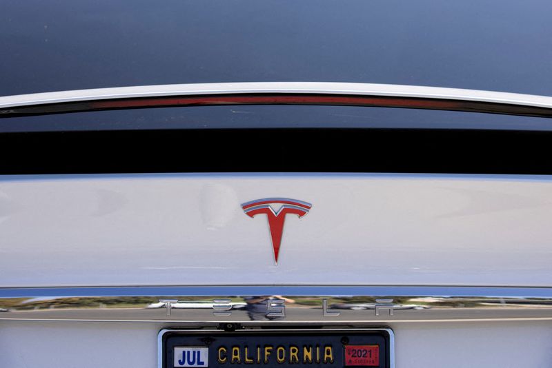 © Reuters. FILE PHOTO: A Tesla Model X is shown at a Tesla service center in Costa Mesa, California, U.S., October 20, 2020.   REUTERS/Mike Blake/File Photo