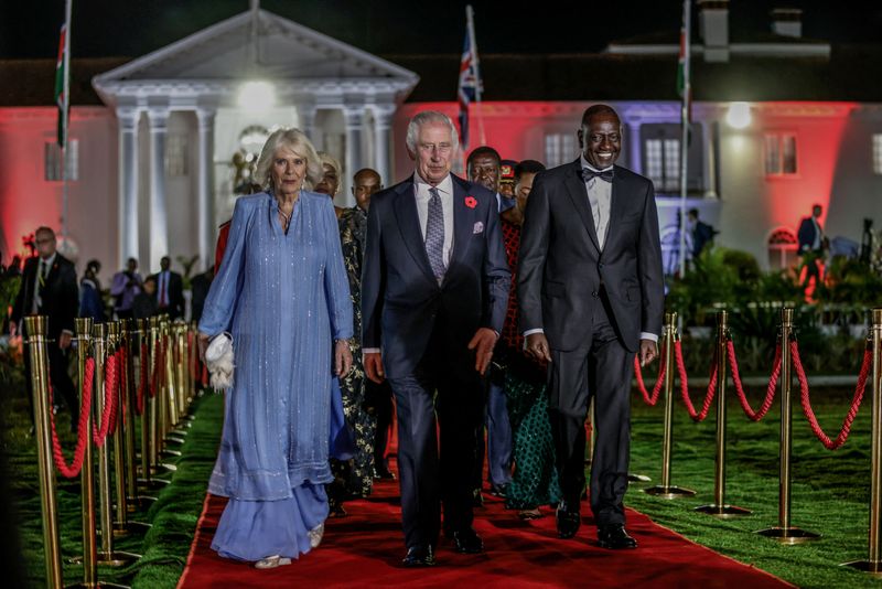 &copy; Reuters. A Rainha Camilla, o Rei Charles e o presidente queniano William Ruto chegam para banquete em Nairobi 
31/10/2023
LUIS TATO/Pool via REUTERS