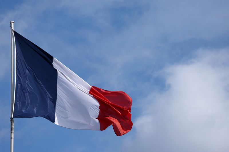 &copy; Reuters. Le drapeau français flotte au-dessus de l'Elysée à Paris. /Photo prise le 30 août 2023/REUTERS/Stéphanie Lecocq