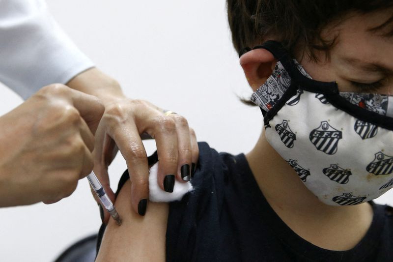 &copy; Reuters. Criança recebe vacina contra Covid-19 em São Paulo
17/01/2022 REUTERS/Carla Carniel