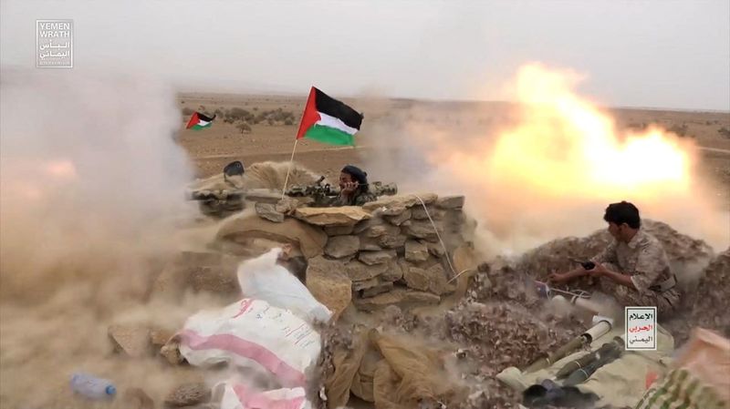 &copy; Reuters. مقاتلون حوثيون يطلقون قنابل مضادة للدبابات مناورة عسكرية بالقرب من صنعاء باليمن يوم الاثنين. صورة لرويترز من المركز الإعلامي للحوثيين.