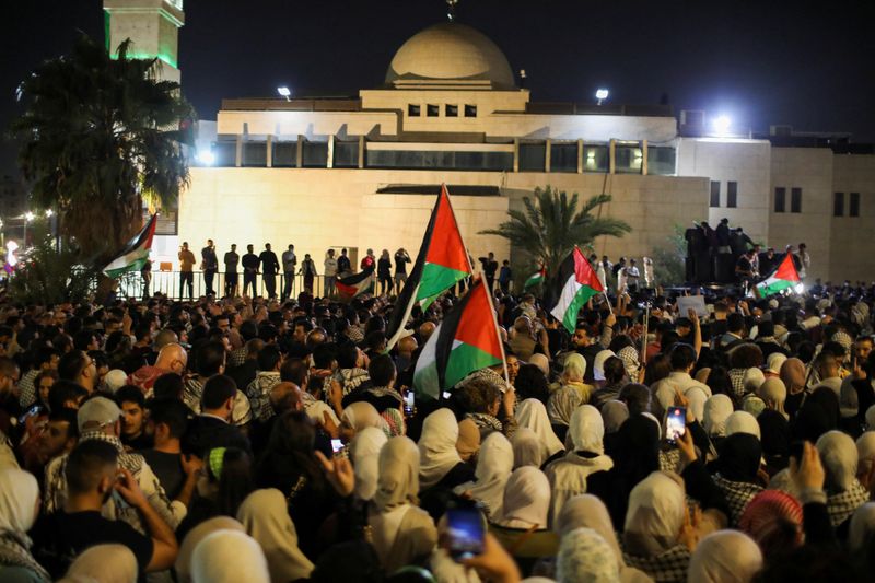 &copy; Reuters. أردنيون يتجمعون خلال احتجاج لدعم الفلسطينيين في غزة، في عمان يوم الثلاثاء. تصوير: علاء السخني - رويترز.