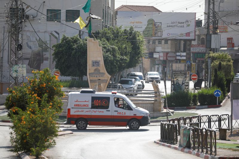 © Reuters. سيارة إسعاف تسير في أحد الشوارع خلال مداهمة إسرائيلية في طوباس بالضفة الغربية المحتلة يوم الثلاثاء. تصوير: رنين صوافطة - رويترز.