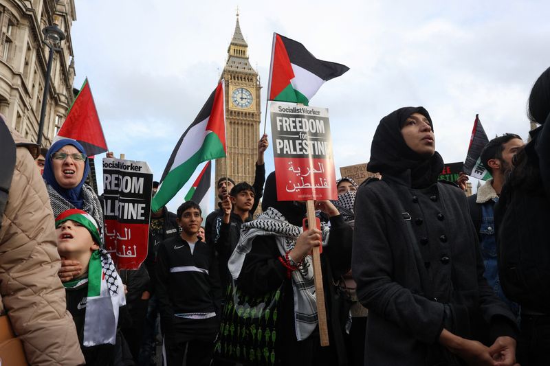 &copy; Reuters. متظاهرون يحتجون تضامنا مع الفلسطينيين في غزة، في لندن ببريطانيا يوم 28 أكتوبر تشرين الأول 2023. تصوير: سوزانا أيرلندا - رويترز.