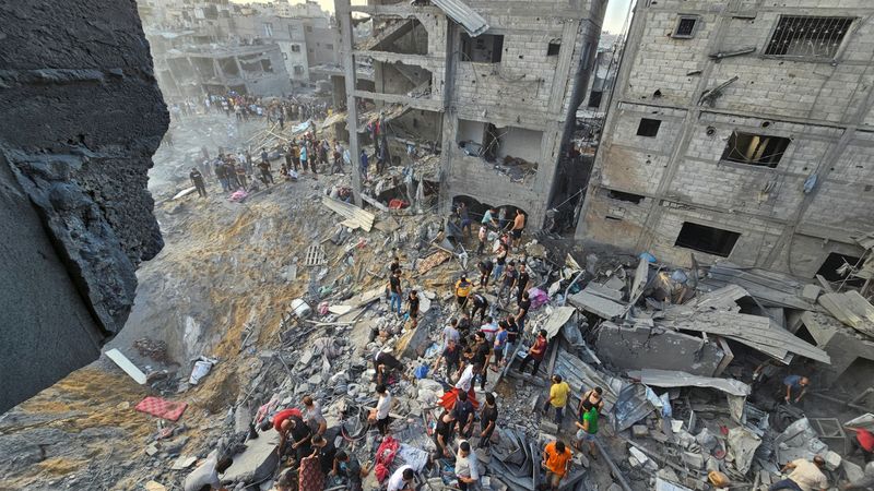 &copy; Reuters. Palestinians search for casualties at the site of Israeli strikes on houses in Jabalia refugee camp in the northern Gaza Strip, October 31, 2023. REUTERS/Anas al-Shareef