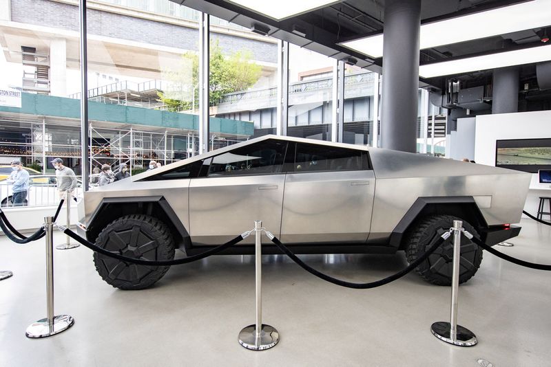 &copy; Reuters. FILE PHOTO: Tesla's Cybertruck is displayed at Manhattan's Meatpacking District in New York City, U.S., May 8, 2021. REUTERS/Jeenah Moon/File Photo