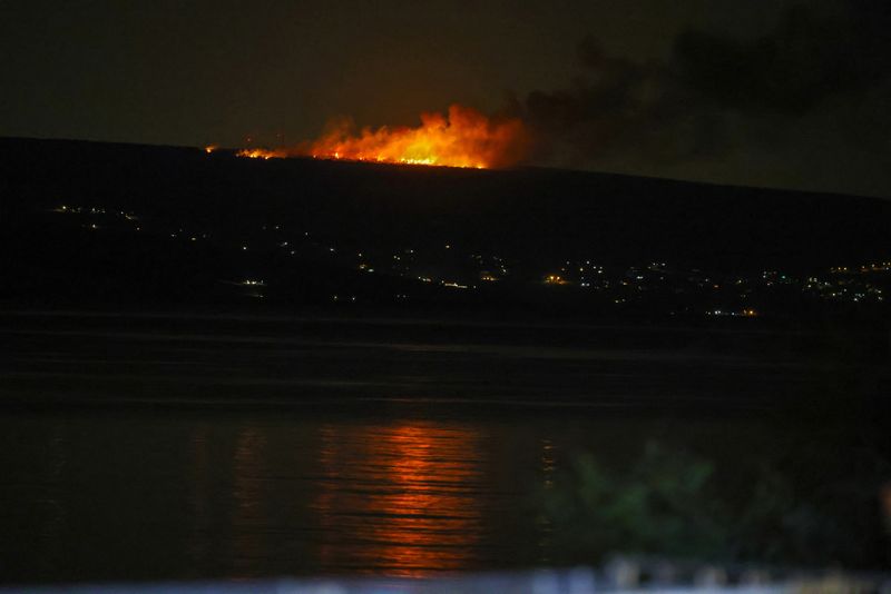 &copy; Reuters. El fuego cerca de la frontera entre Líbano e Israel, visto desde la ciudad portuaria de Tiro, Líbano. 31 de octubre 2023. REUTERS/Zohra Bensemra