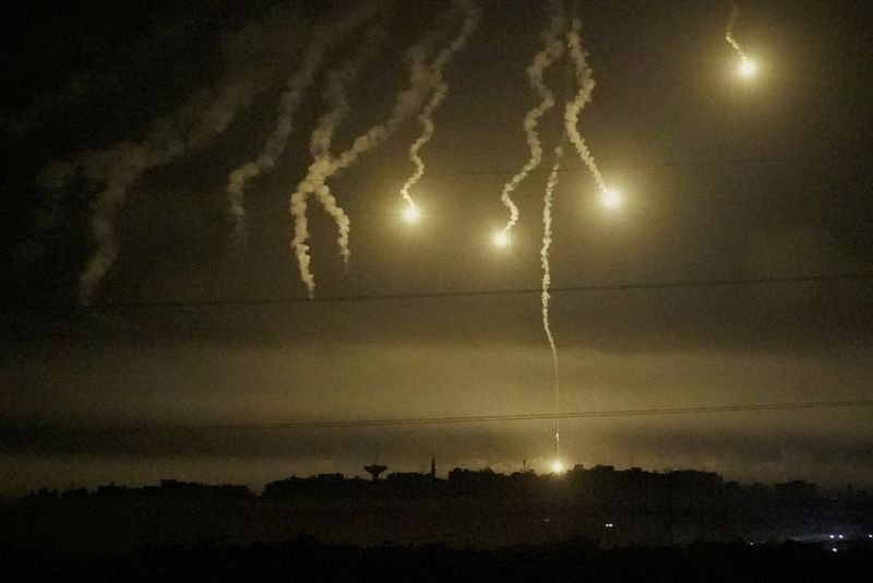 &copy; Reuters. Flares are pictured over Gaza Strip, seen from southern Israel, October 31, 2023. REUTERS/Fedja Grulovic