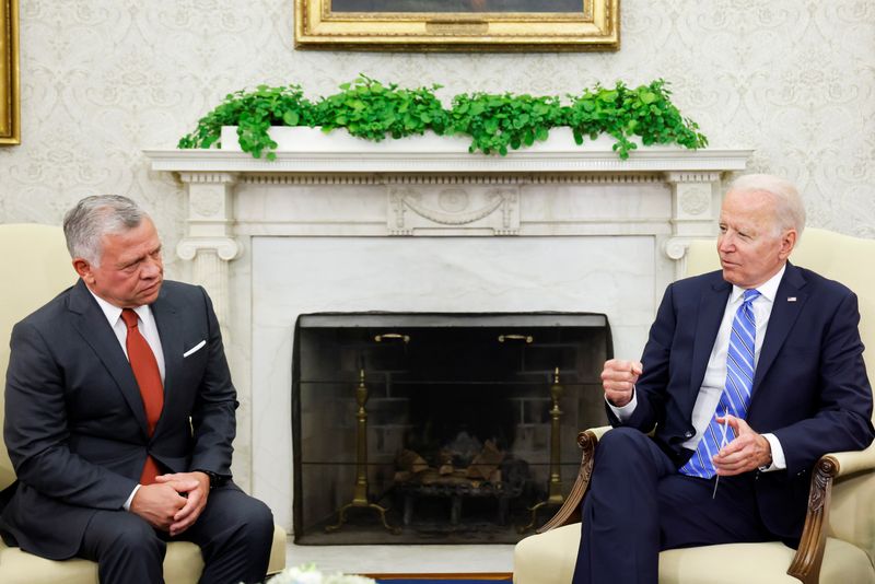 &copy; Reuters. الرئيس الأمريكي جو بايدن والعاهل الأردني الملك عبد الله في المكتب البيضاوي بالبيت الأبيض في صورة من أرشيف رويترز.