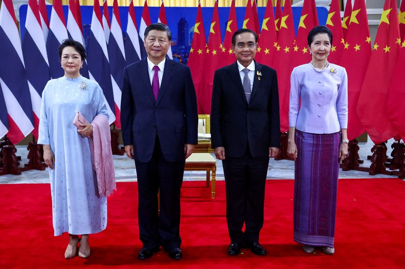 &copy; Reuters. FILE PHOTO: Chinese President Xi Jinping and his wife Peng Liyuan stand for a group photo with Thai Prime Minister Prayuth Chan-ocha and his wife Naraporn Chao-ocha on the sidelines of the Asia-Pacific Economic Cooperation (APEC) summit in Bangkok, Thaila