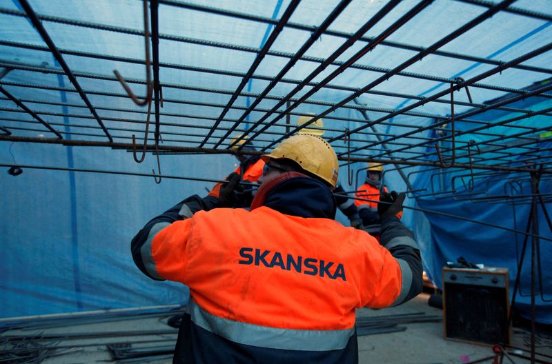 &copy; Reuters. FILE PHOTO: A Skanska worker is pictured at a construction site in the centre of Warsaw February 6, 2012. REUTERS/Kacper Pempel//File Photo