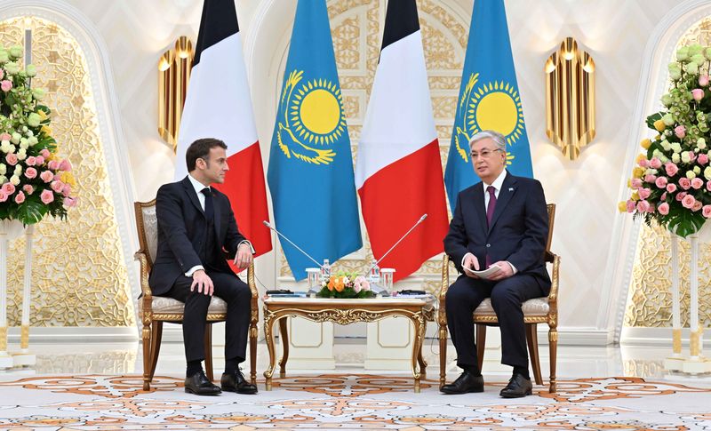 © Reuters. Kazakh President Kassym-Jomart Tokayev and French President Emmanuel Macron attend a meeting in Astana, Kazakhstan November 1, 2023. Press service of the President of Kazakhstan/Handout via REUTERS 