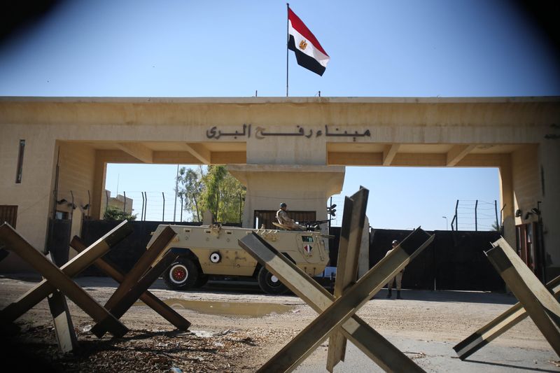 &copy; Reuters. جندي مصري عند بوابة معبر رفح من الجانب المصري في صورة من أرشيف رويترز.
