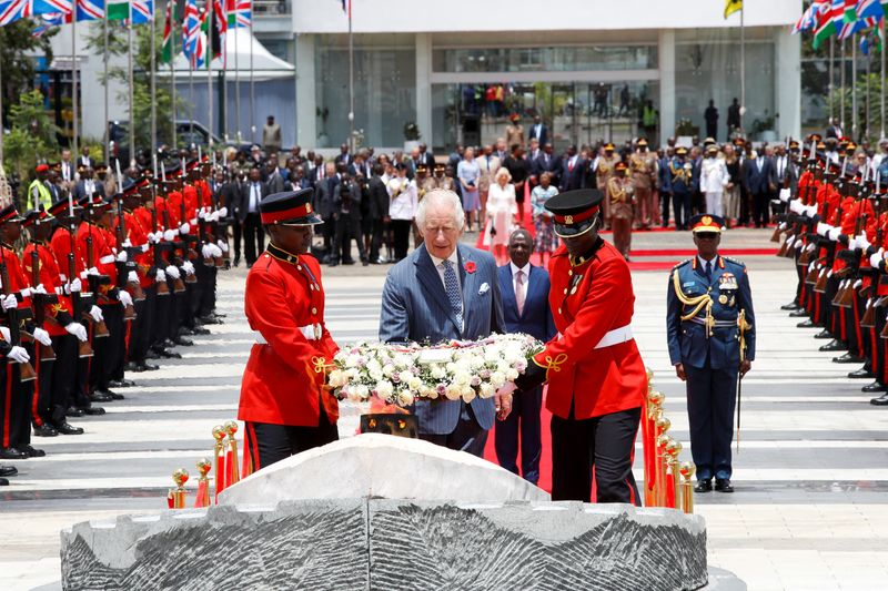 &copy; Reuters. FOTO DE ARCHIVO. El rey Carlos de Reino Unido asiste a una ceremonia de colocación de coronas en la Tumba del Guerrero Desconocido durante su visita de Estado a Kenia junto a la reina Camila, en Nairobi, Kenia. 31 de octubre de 2023. REUTERS/Monicah Mwan