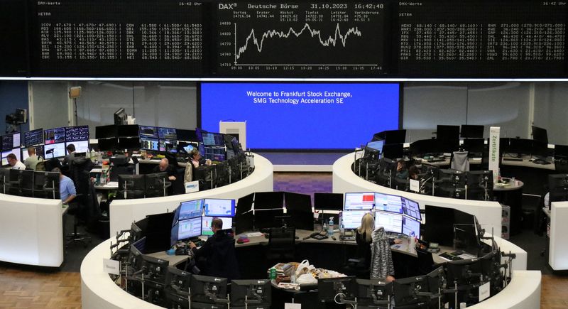 &copy; Reuters. شاشات تعرض بيانات مؤشر داكس الألماني في بورصة فرانكفورت يوم الثلاثاء. تصوير: رويترز.
