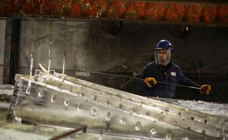 &copy; Reuters. Un ouvrier dans l'usine de Corbetts The Galvanizers à Telford, en Grande-Bretagne. /Photo d'archives prise le 28 juin 2022/REUTERS/Phil Noble