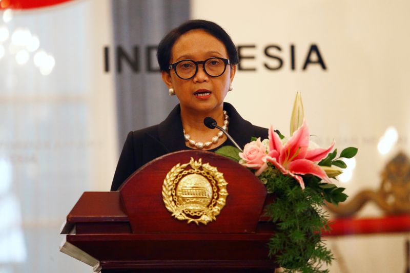 &copy; Reuters. وزيرة الخارجية الإندونيسية ريتنو مارسودي خلال مؤتمر صحفي في جاكرتا بصورة من أرشيف رويترز.

