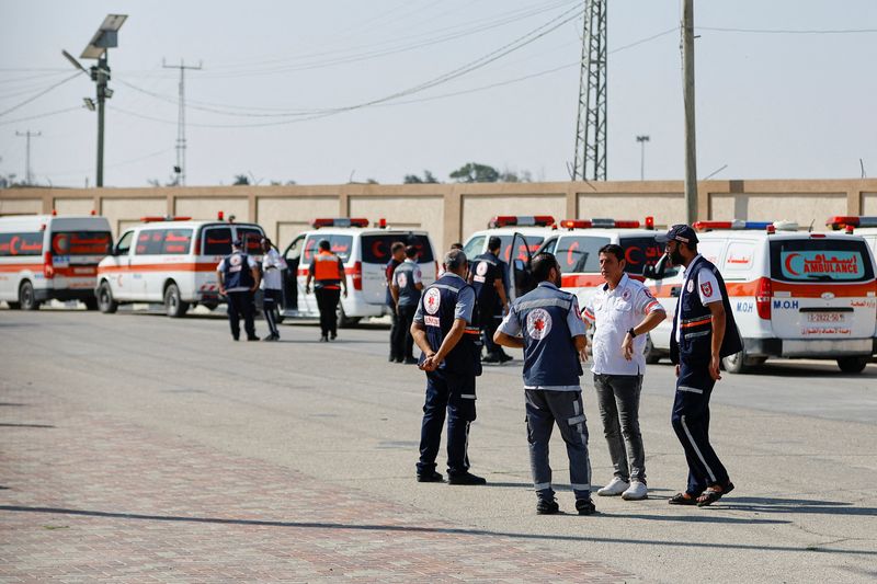 &copy; Reuters. Integrantes de equipes médicas aguardam chegada de palestinos feridos que receberão tratamento em hospitais egípcios perto da passagem de Rafah, que leva ao sul da Faixa de Gaza
01/11/2023 REUTERS/Ibraheem Abu Mustafa