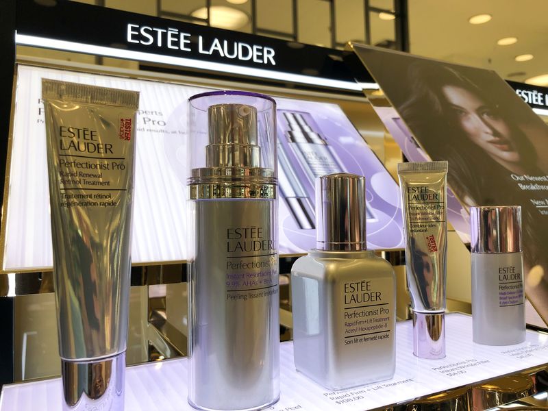 &copy; Reuters. FILE PHOTO: An Estee Lauder cosmetics counter is seen in Los Angeles, California, U.S., August 19, 2019. REUTERS/Lucy Nicholson/File Photo