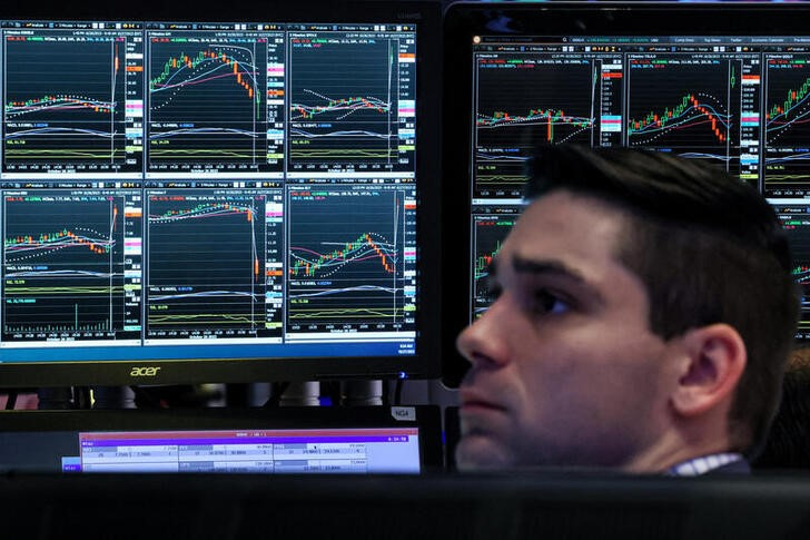 © Reuters. Imagen de archivo de un operador mirando varios gráficos en una pantalla de la Bolsa de Nueva York, EEUU. 27 octubre 2023.  REUTERS/Brendan McDermid
