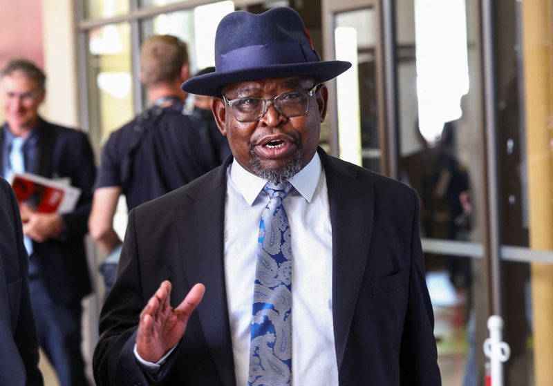 &copy; Reuters. South Africa's Finance Minister Enoch Godongwana gestures after attending a press conference ahead of Godongwana's medium-term budget policy statement in Cape Town, South Africa, November 1, 2023. REUTERS/Esa Alexander
