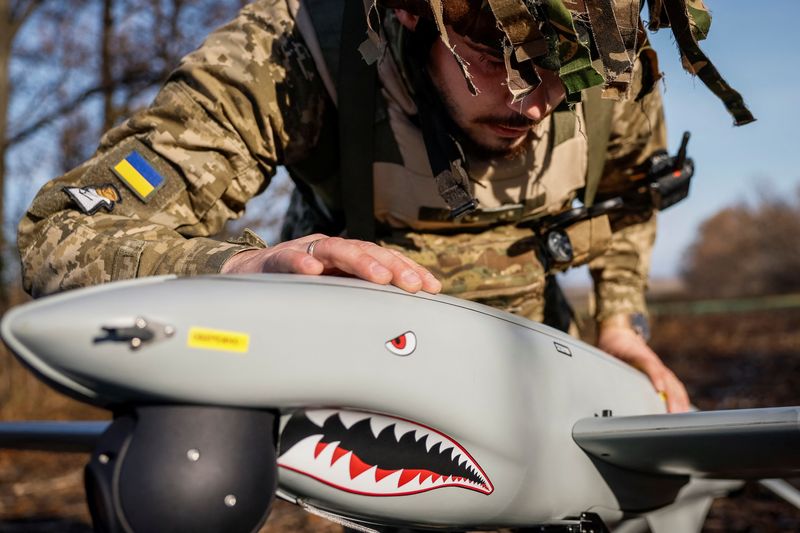 &copy; Reuters. Un militar de la Brigada 15 de Reconocimiento de Artillería Separada de las Fuerzas Armadas de Ucrania, de 30 años de edad y con el indicativo Buryi, comprueba un dron Tiburón antes de lanzarlo, en medio del ataque de Rusia a Ucrania, en la región de 