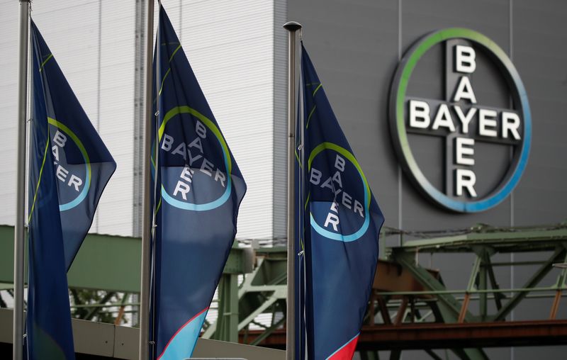 &copy; Reuters. FOTO DE ARCHIVO: El logotipo y banderas de Bayer AG se muestran fuera de una planta del fabricante farmacéutico y químico alemán en Wuppertal, Alemania. 9 de agosto, 2019. REUTERS/Wolfgang Rattay