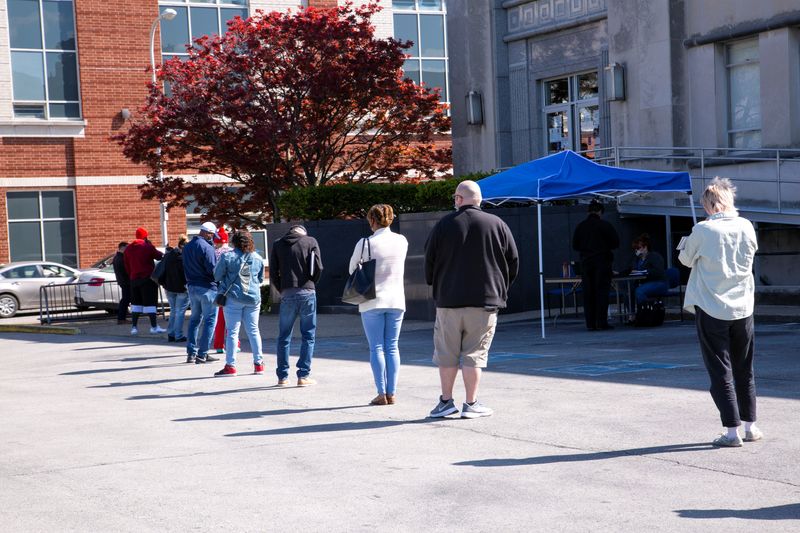 &copy; Reuters. Pessoas aguardam em fila para entrar em centro de carreira em Louisville, no Estado norte-americano de Kentucky
15/04/2021 REUTERS/Amira Karaoud